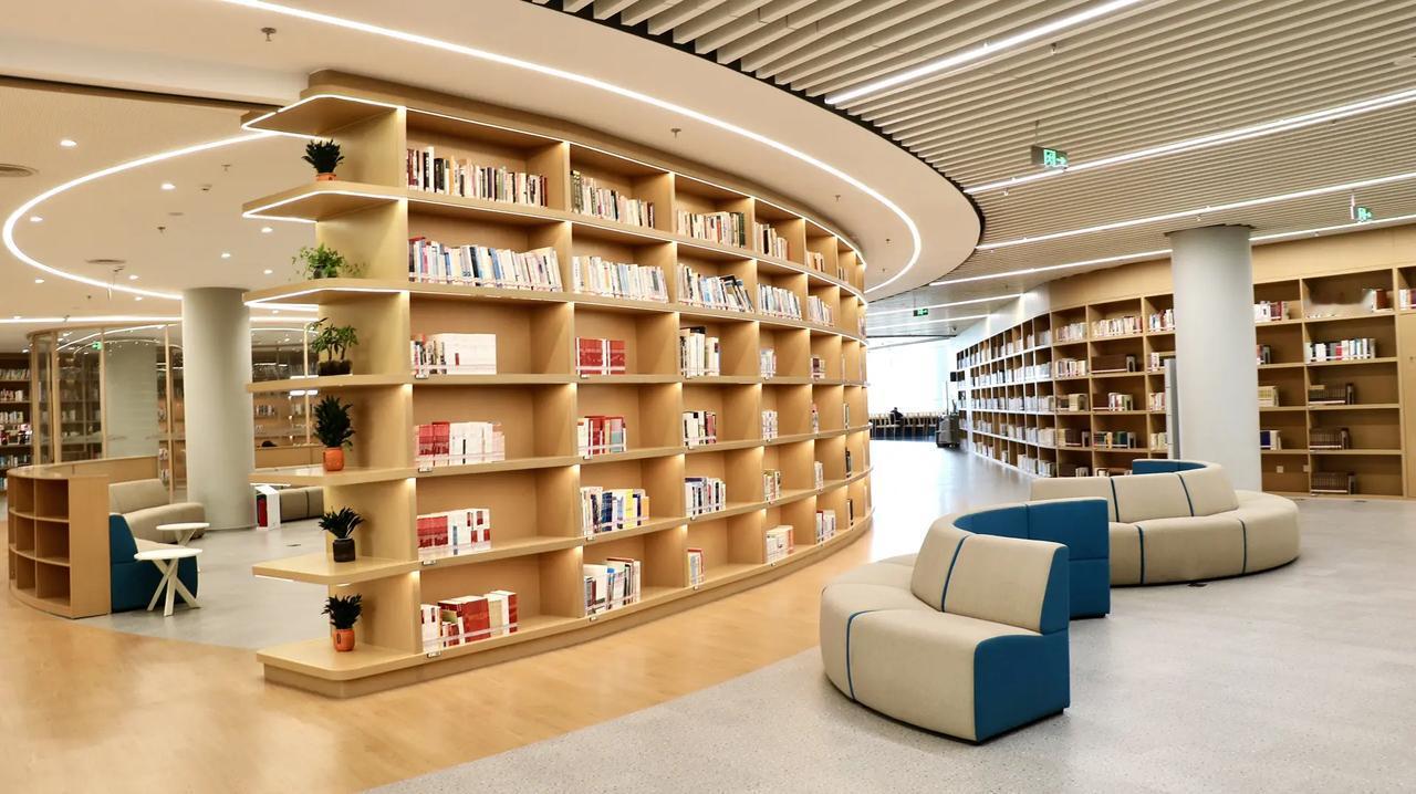 30岁的门槛前，我曾困在“按部就班”的枷锁里，被他人的期待和世俗的标准裹挟着前行