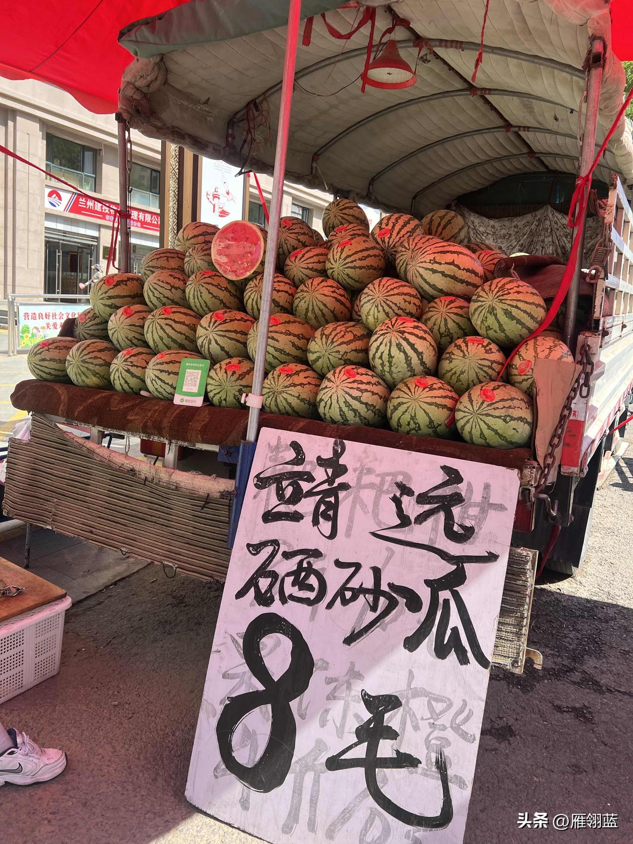兰州的西瓜又又便宜了，前几天甘肃靖远西瓜还卖一块钱，今天我们这里靖远的西瓜全部都