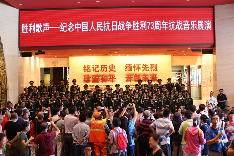要说我最熟悉的军歌，那必须是《中国人民解放军军歌》。“向前向前向前！我们的队伍向