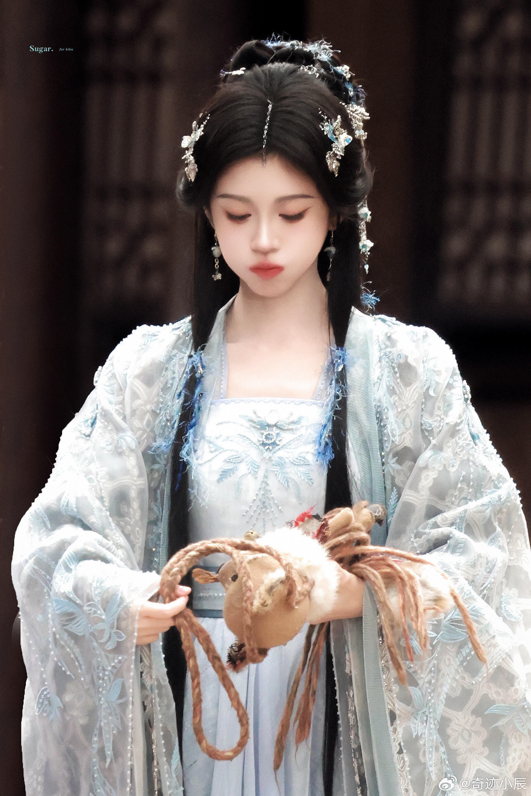 鞠婧祎线下的美貌冲击力 线下美神鞠婧祎手持狐面登场，黑裙造型又甜又飒，这实物美貌