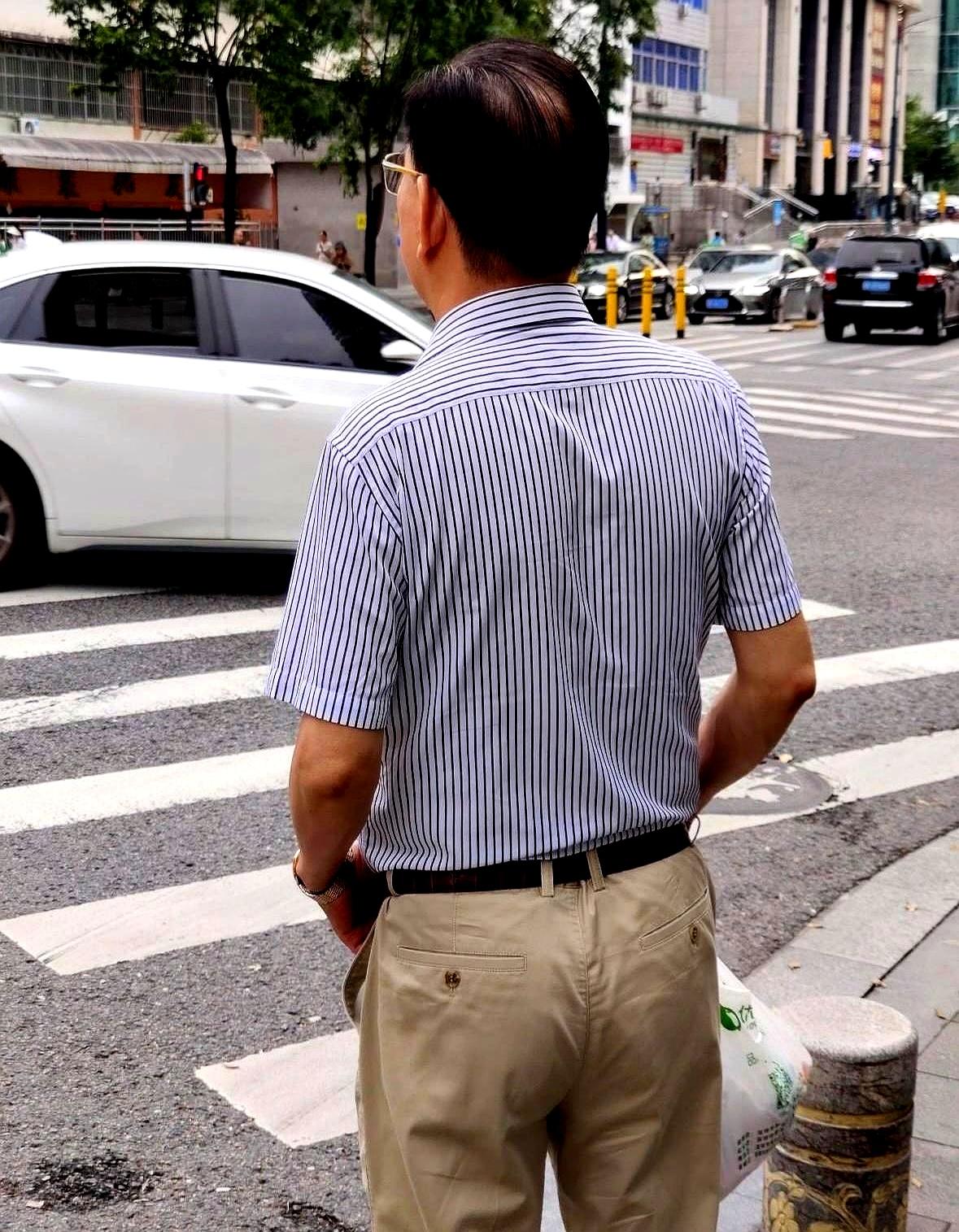 傍晚路口等灯时，一个利落的背影从身旁掠过，宽松运动外套、步子带劲，以为是小伙。