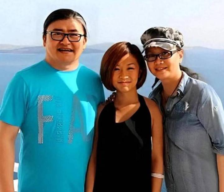 刘欢老师，这个名字一响，谁不会哼两句“大河向东流”？但去年那场婚礼，他硬是没走漏