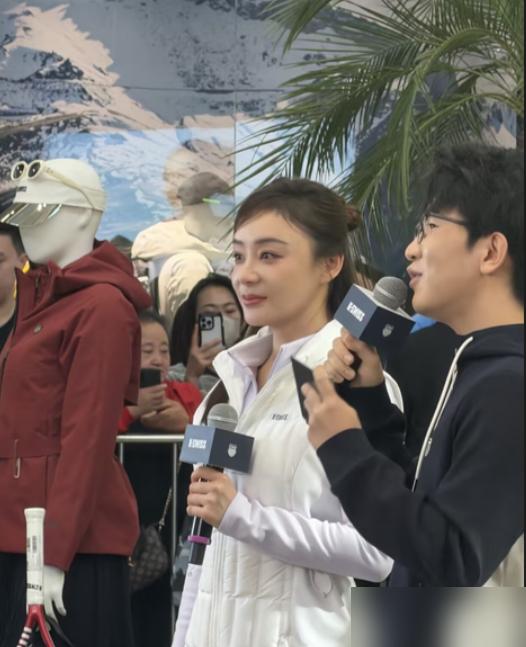 袁姗姗哈尔滨这一站，生图直接炸了。腰腹那圈肉，镜头藏都藏不住，跟当年刷屏的马甲线