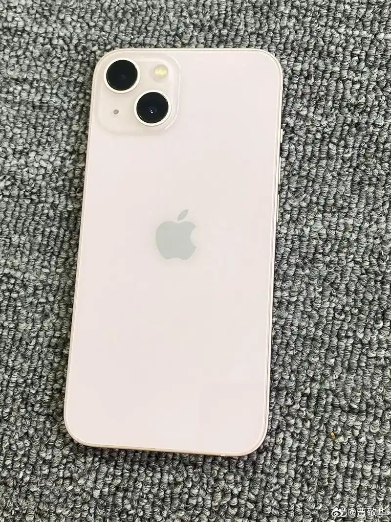 前几天iPhone13上了热搜，很多网友说傻子才买老款的苹果手机。刚才回老家串门