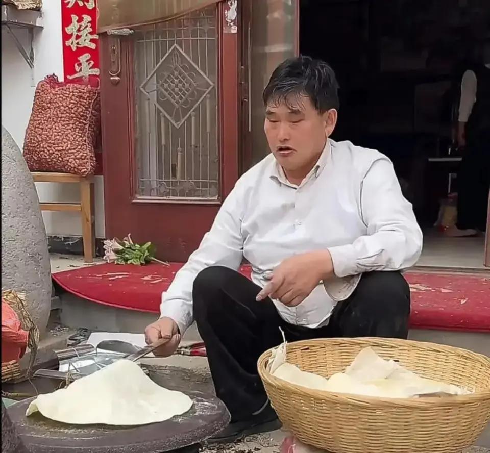 大衣哥朱之文是个大智若愚的人，也可以说，是个乡间哲人。
他也许没学过老庄哲学，但