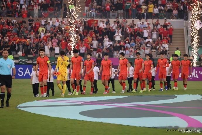 U23的国足4球惨败日本，但也罕见的很少看到负面的指责和谩骂，甚至人民日报也给予
