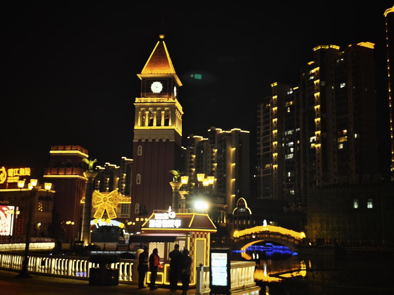 晒出你近期的原创摄影作品吃完饭散步，看到这个灯还挺好看的，晚上吹着小风，散步在美