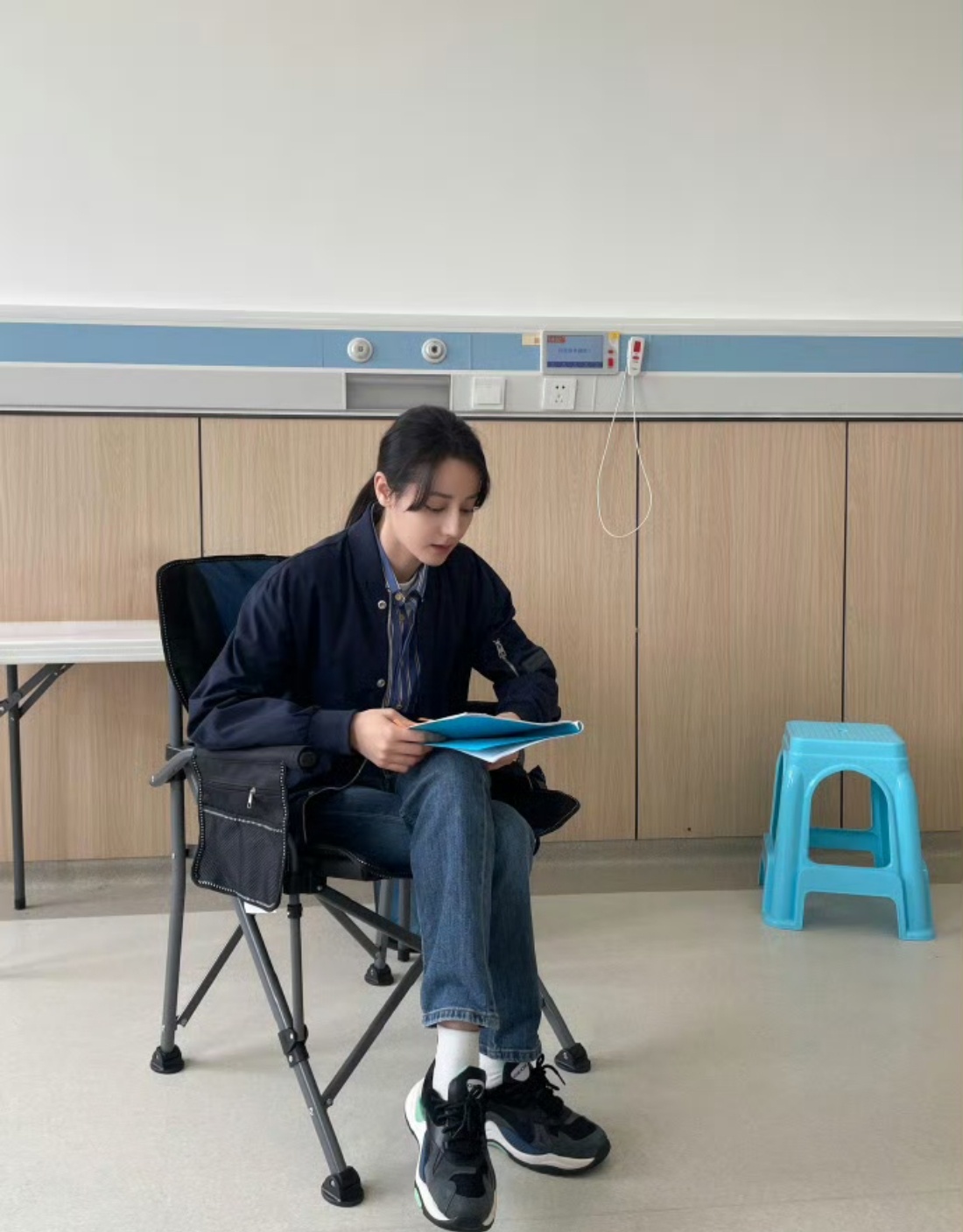 迪丽热巴抓拍成功，姐姐演的特别好一起看邓妍～拜倒在邓妍主人的足力健下了[流鼻血]