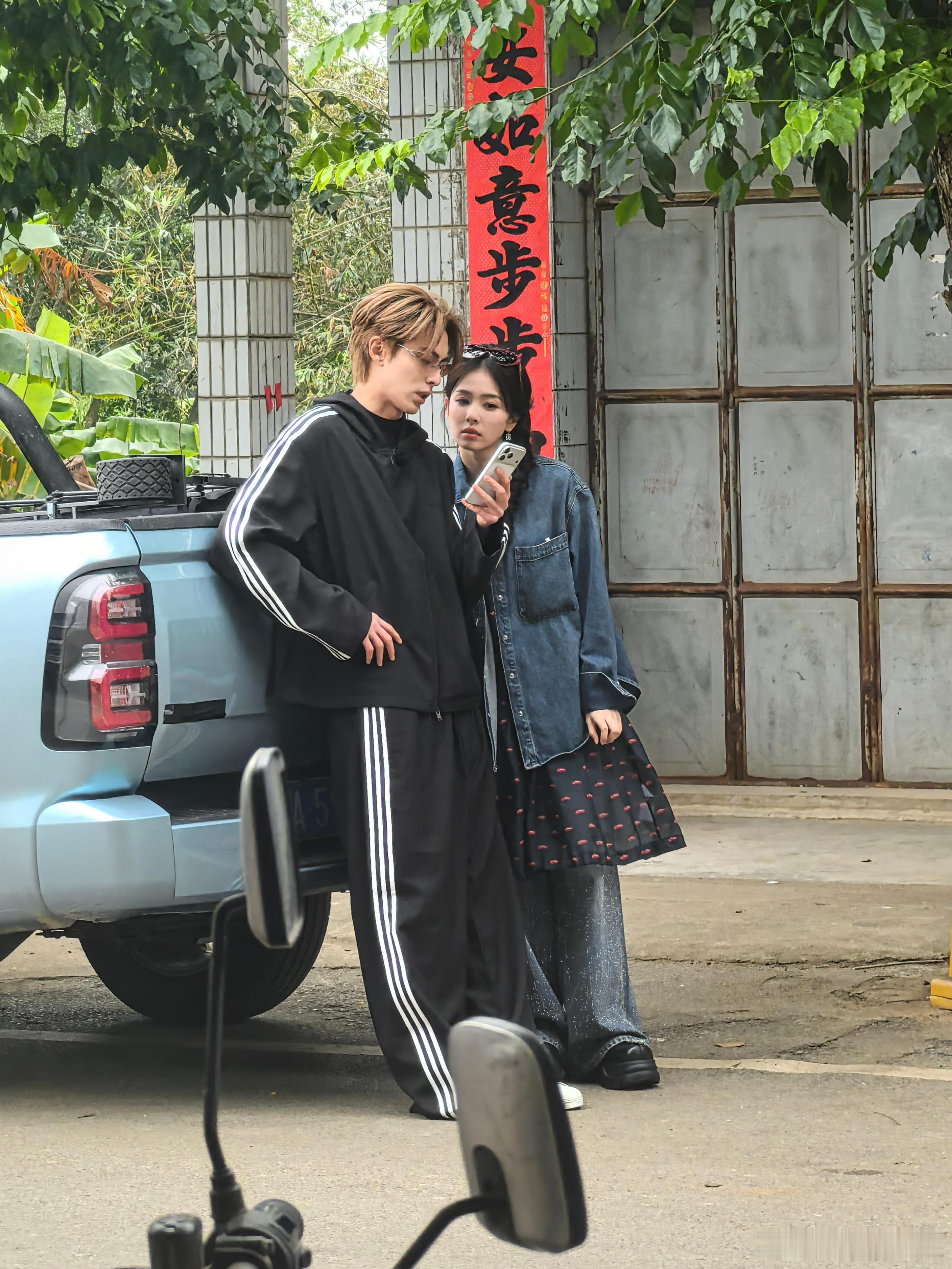 王鹤棣白鹿买菜路透王鹤棣白鹿亲爱的客栈买菜路透 帅男靓女这一块 