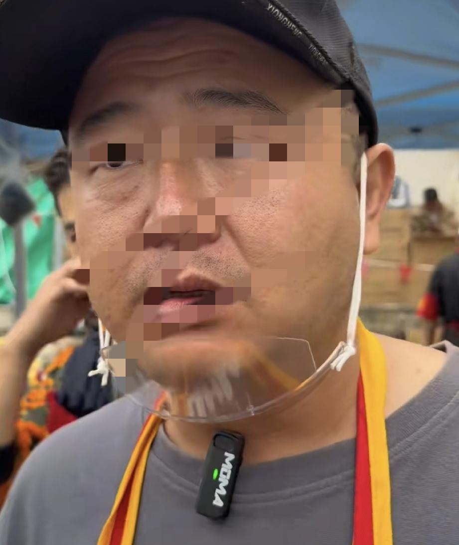 误会了误会了
新东方烹饪学校厨师没有跑路
今天有媒体记者采访在小小徐家后厨忙活的