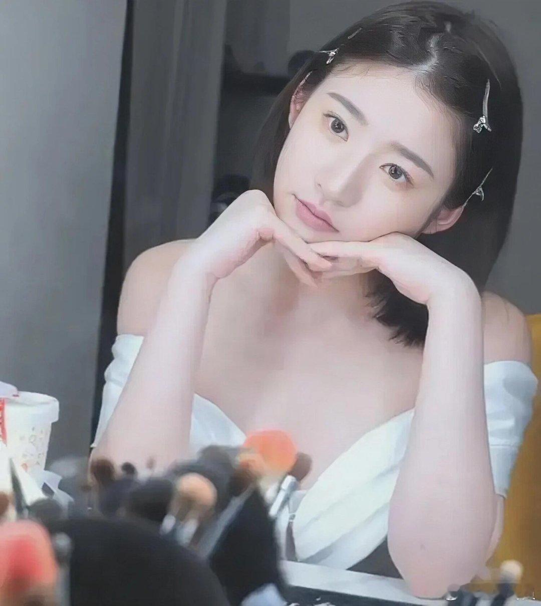 #黄一鸣晒婚纱照#黄一鸣独拍婚纱照，引发众人好奇与猜测 ​​​