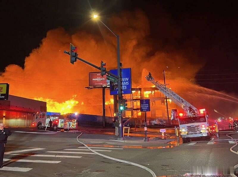 【火光冲天画面曝光！美国在建公寓突发大火 延烧整条街区千余人紧急撤离】海外新鲜事