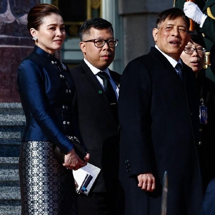 玛哈国王抵达北京第二天，和苏提达王后出席活动！
11月14日，抵达北京的玛哈国王