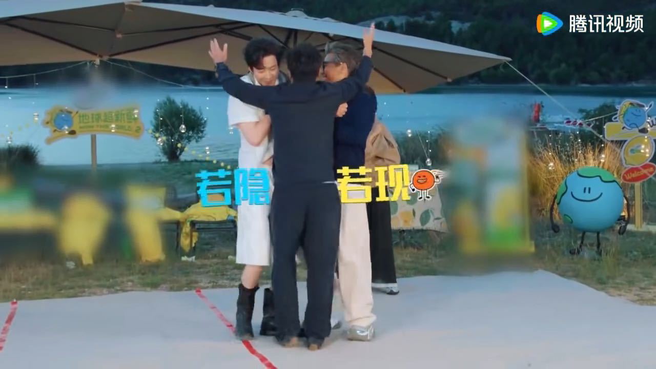 刘宇宁抬腿帮郭京飞提裤子刘宇宁用腿帮郭京飞提裤子地球超新鲜 能在突发状况下瞬间反