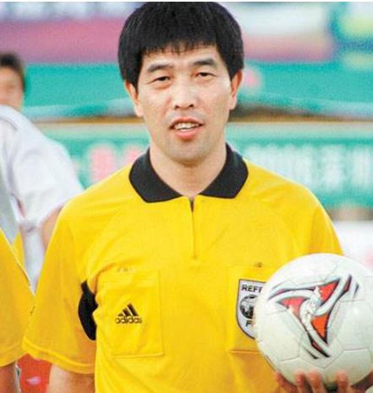 陆俊：我曾是中国仅有的几名国际足球裁判之一，也是当时其中最年轻的一位。从三级裁判