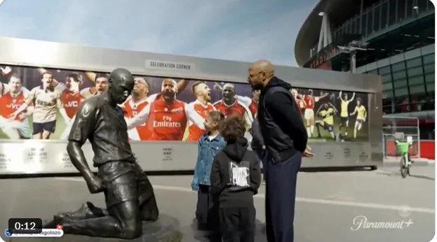 孩子们问亨利，为什么他的雕塑看起来不高兴。阿森纳 对此大帝解释：“我那天确实不高