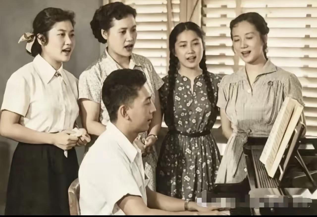 翻到的这张老照片，是上影厂几位演员凑在一起练合唱的画面。一眼就认出了张瑞芳和秦怡