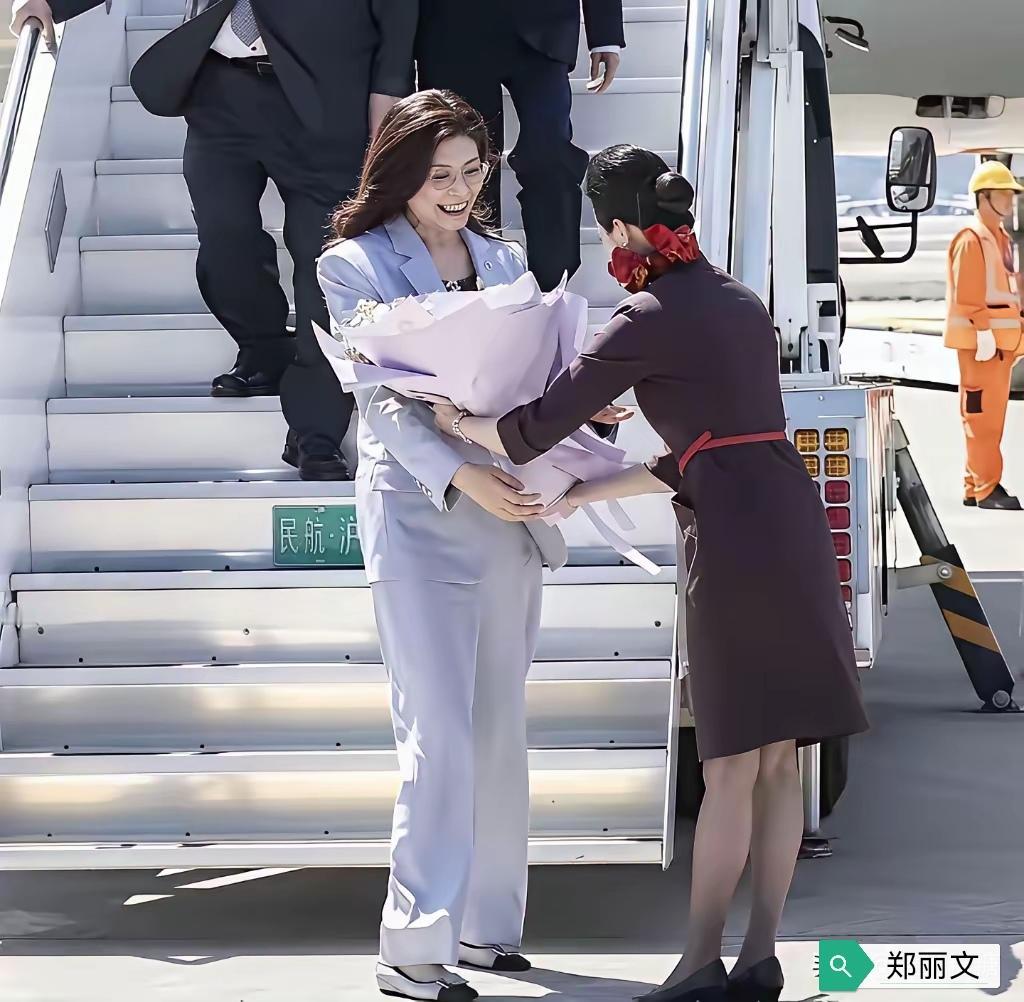 记录我的2026看到了郑丽文，向她献花…