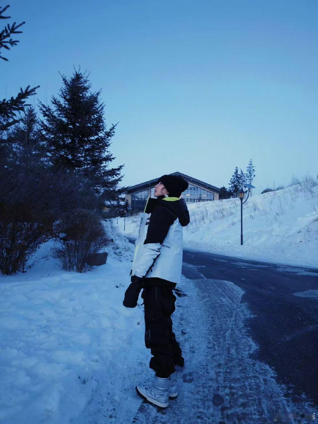 关晓彤带上屁垫去滑雪关晓彤胆小星人去滑雪关晓彤胆小星人去滑雪关晓彤