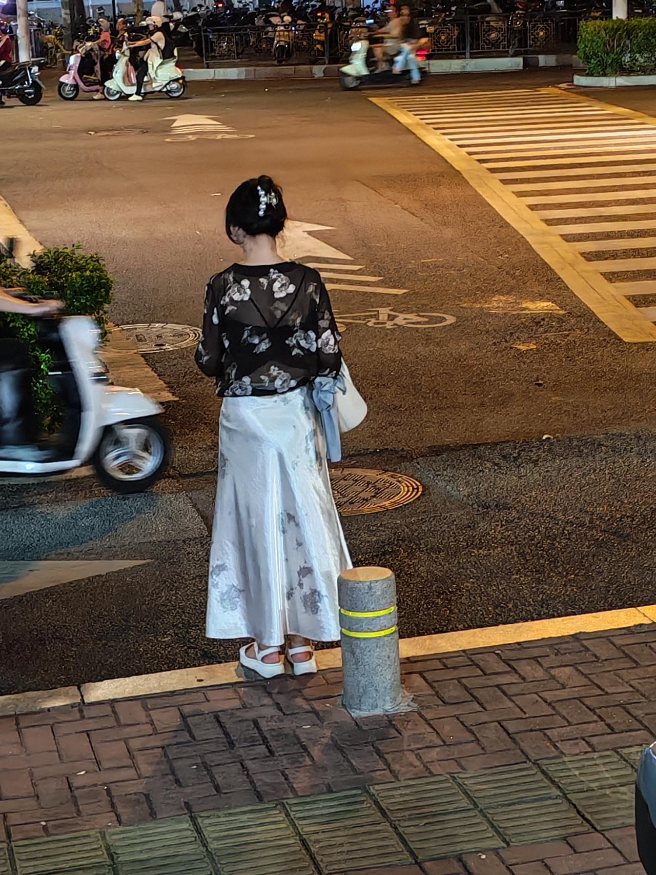年过五十的女性如何穿搭显气质?