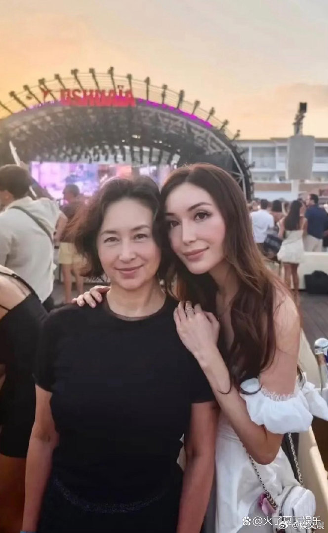 何超琼与外甥女何锶珩现身西班牙电音节游玩，已经64岁的她状态惊艳，容颜依旧，完全