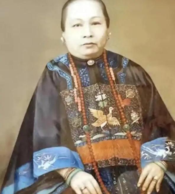 她出身贫民窟，年轻时被迫当船妓，却孕育出香港首位华人首富，而澳门赌王何鸿燊是她的
