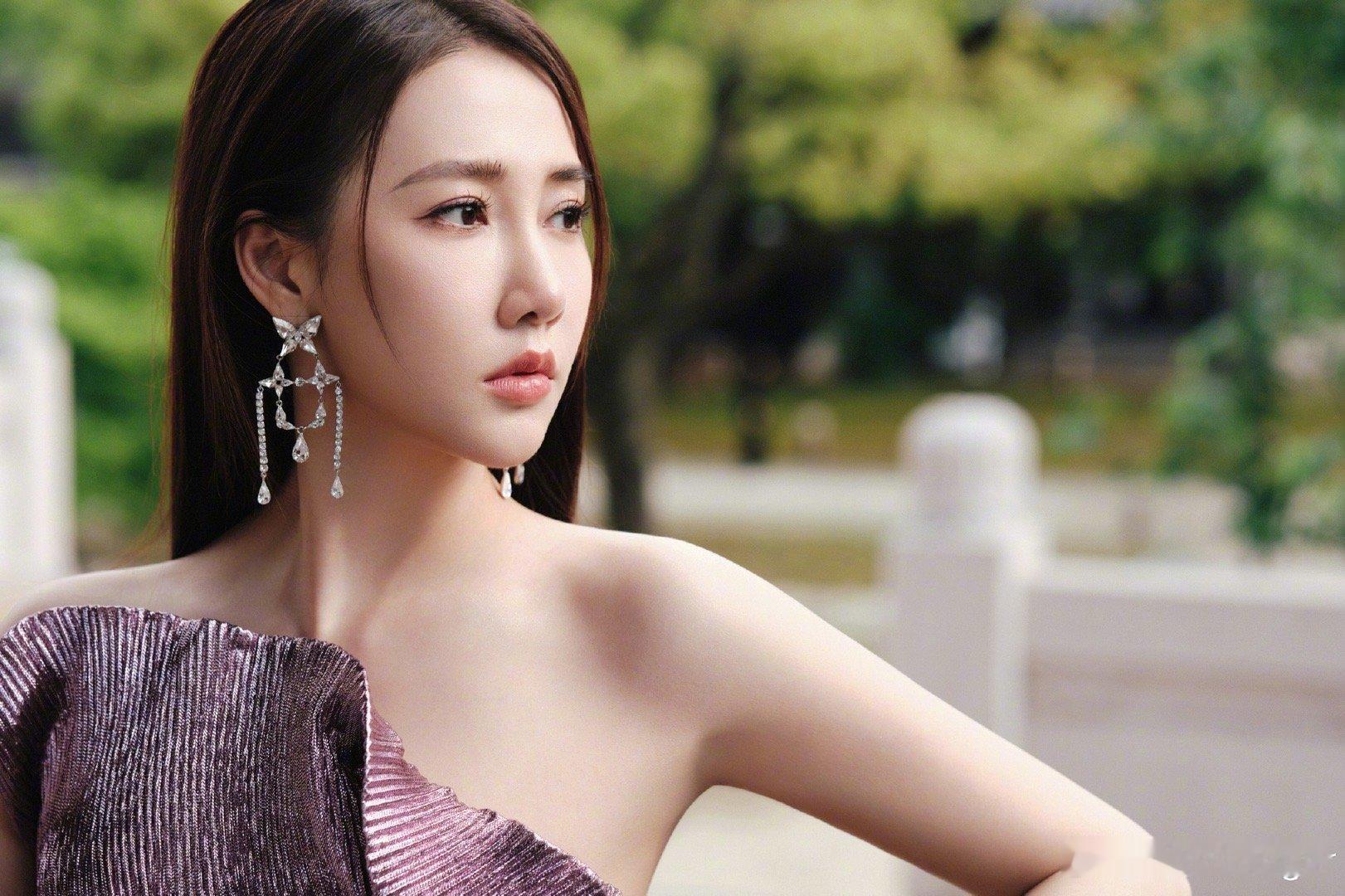紫色裙和曲线美的完美结合 让弦子散发无限韵味！#弦子曲线美##弦子的紫色裙很有韵