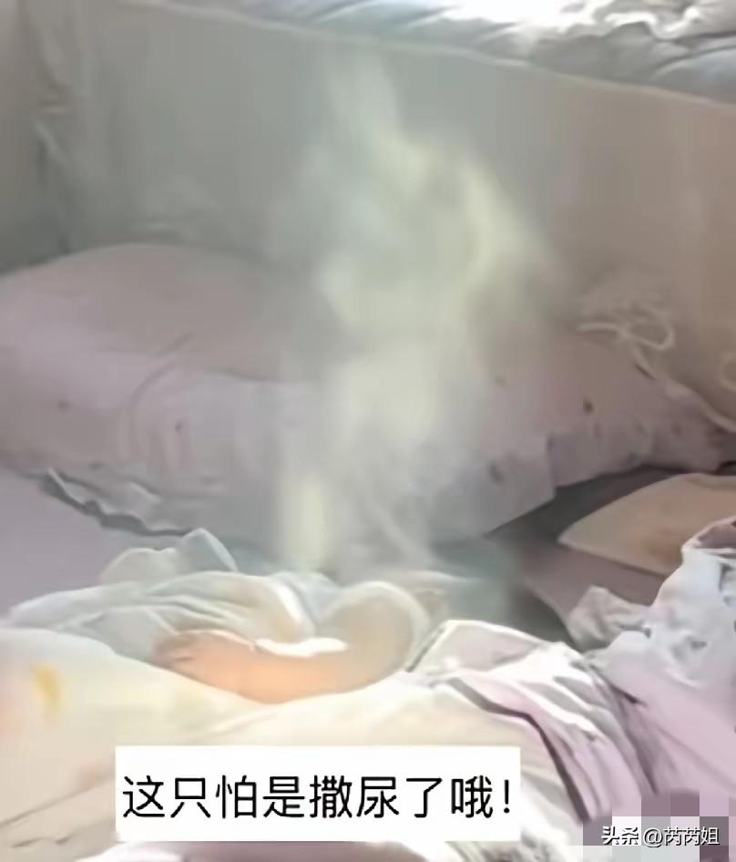 只怕是尿床了！
四川妈妈早上醒来，看到睡在一缕阳光中的儿子身上正冒着雾气。这景象