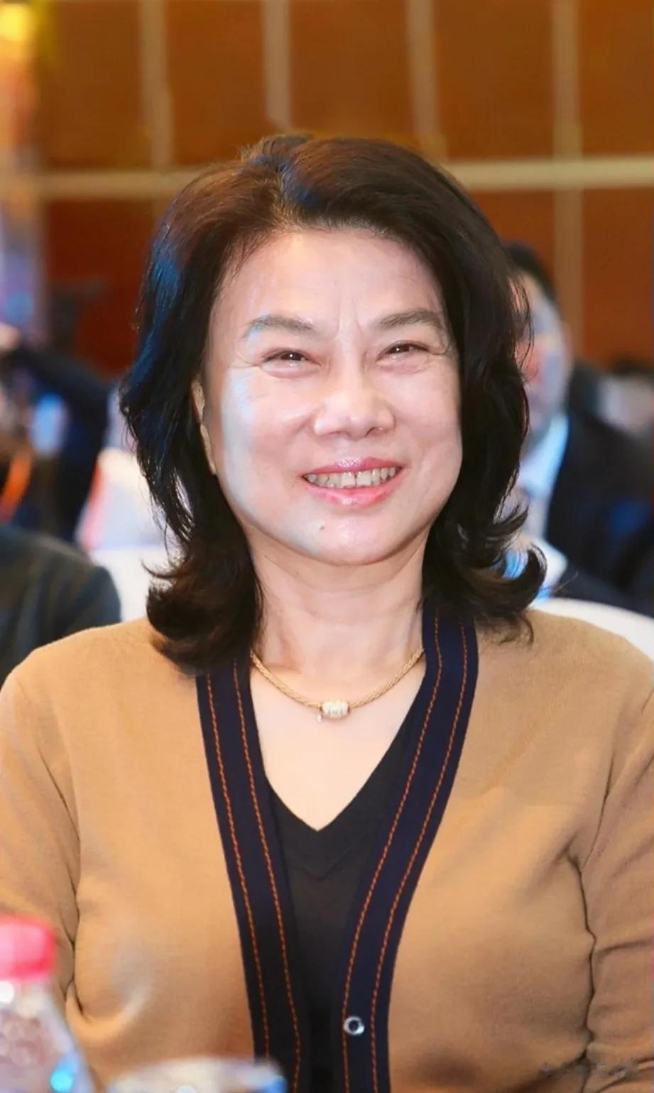 董明珠纵横职场30余年，总结出的八句话一定要记住:

1.作为成年人，最幼稚的行