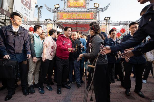 太晦气！宫庙主委身体不适突摀嘴呕吐　喷溅赖清德一身
今天适逢大年初二，赖清德在台