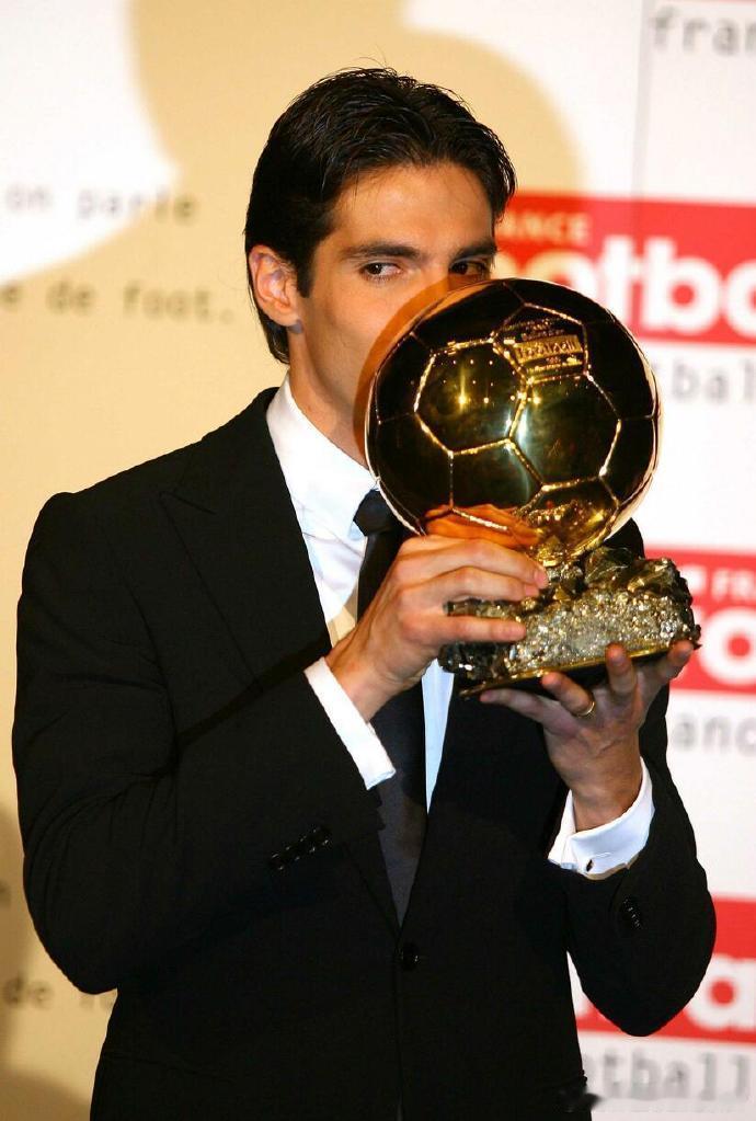 2007年荣获欧洲金球奖的卡卡 