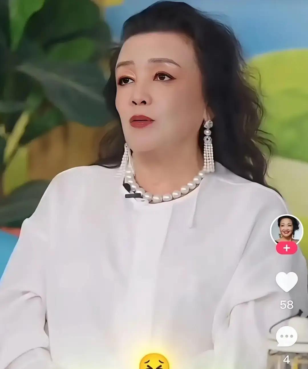 兰姐拍视频说欲望别太高，该干啥年纪就干啥，跌坑了就琢磨怎么爬出来。
我看她眼圈还