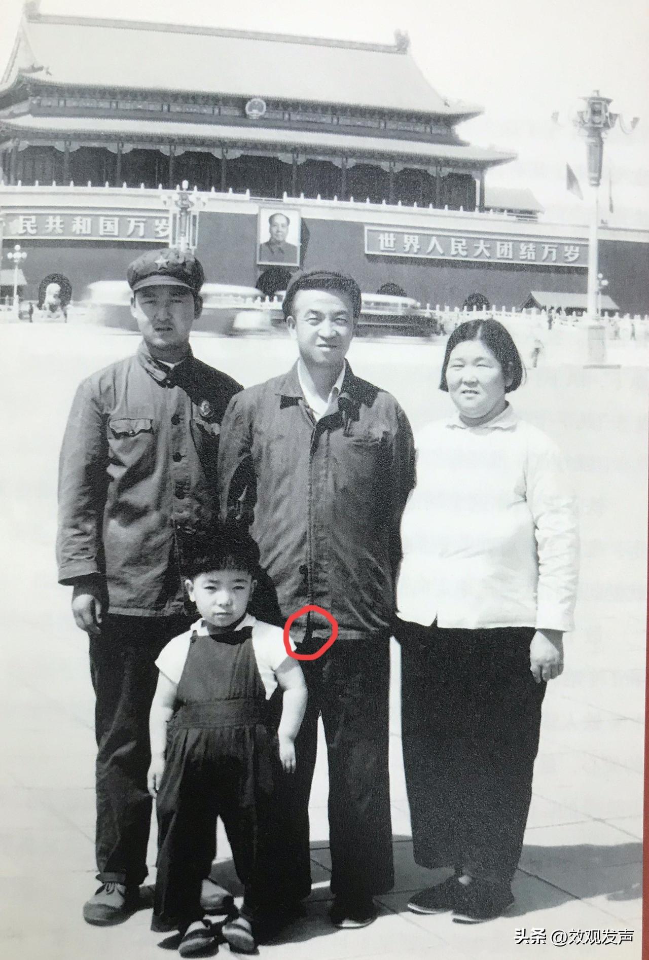 看到“铁人”王进喜在天安门前的这张照片，真是感慨万千。一开始就注意到照片中他的衣