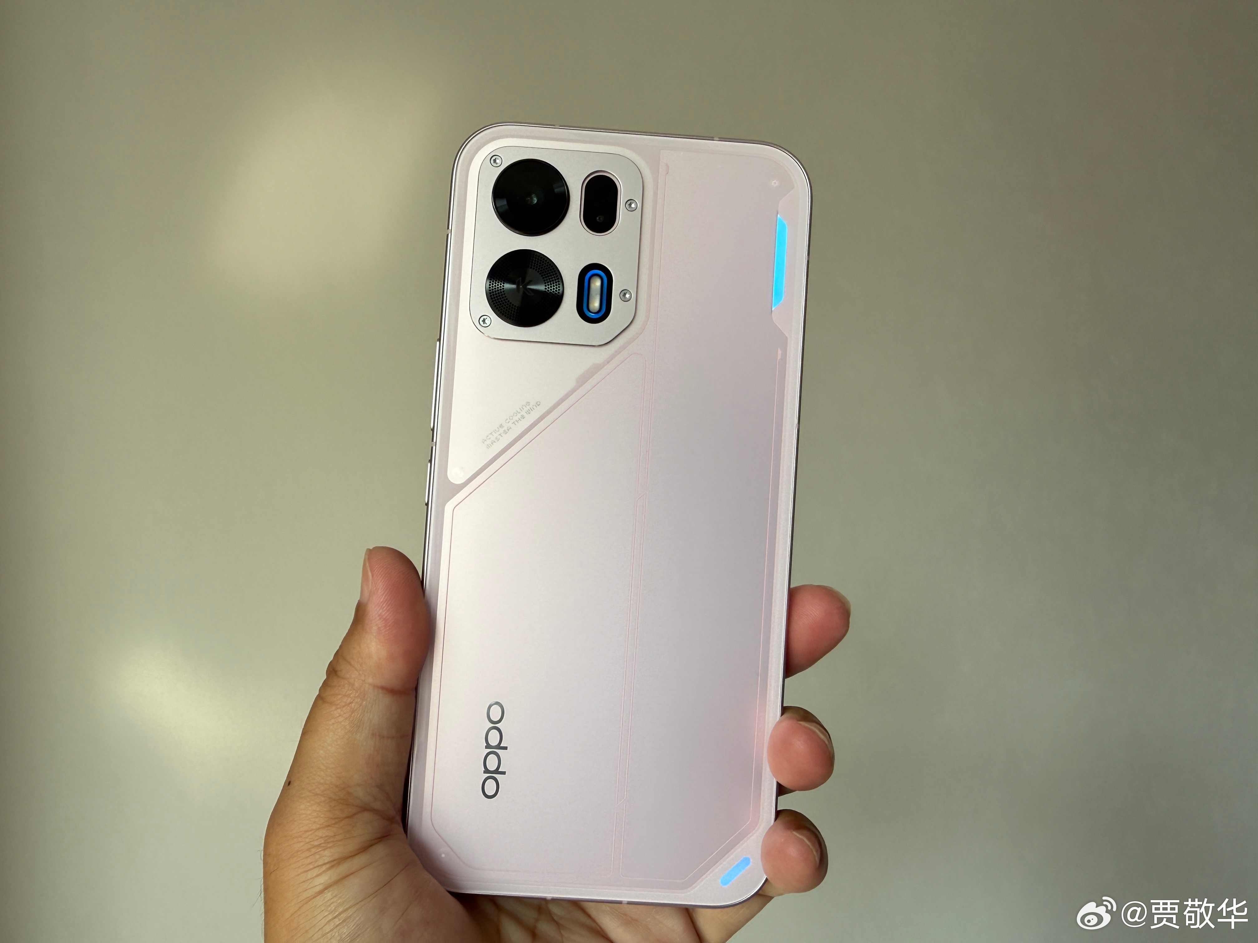 安卓手机取消呼吸灯很多年了，来电或信息提醒只能靠屏幕提示。不过，刚收到的一台手机