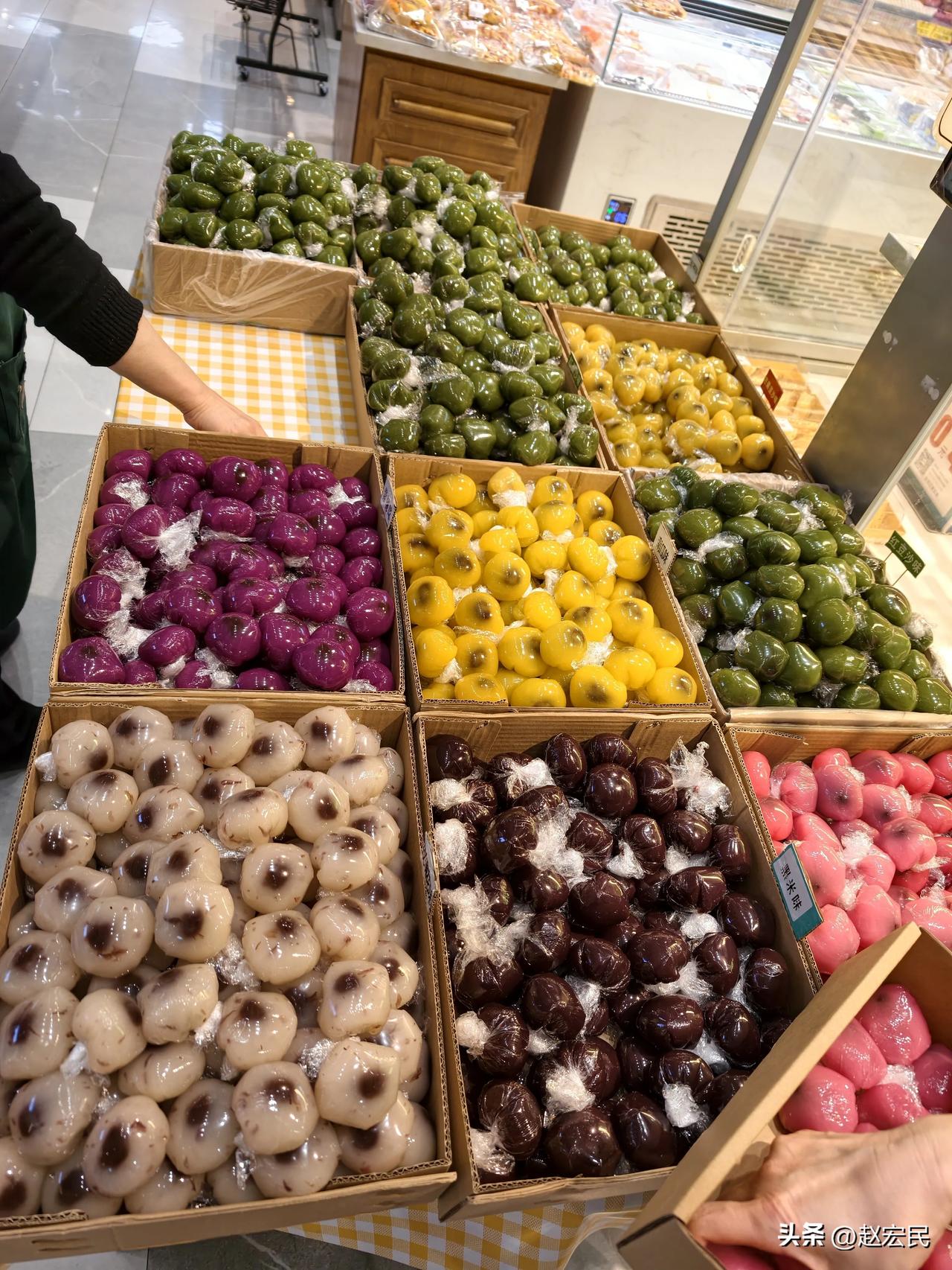 属于中国人的清明仪式感！我去逛超市的时候，看到超市阿姨做出了五颜六色的青团，看起