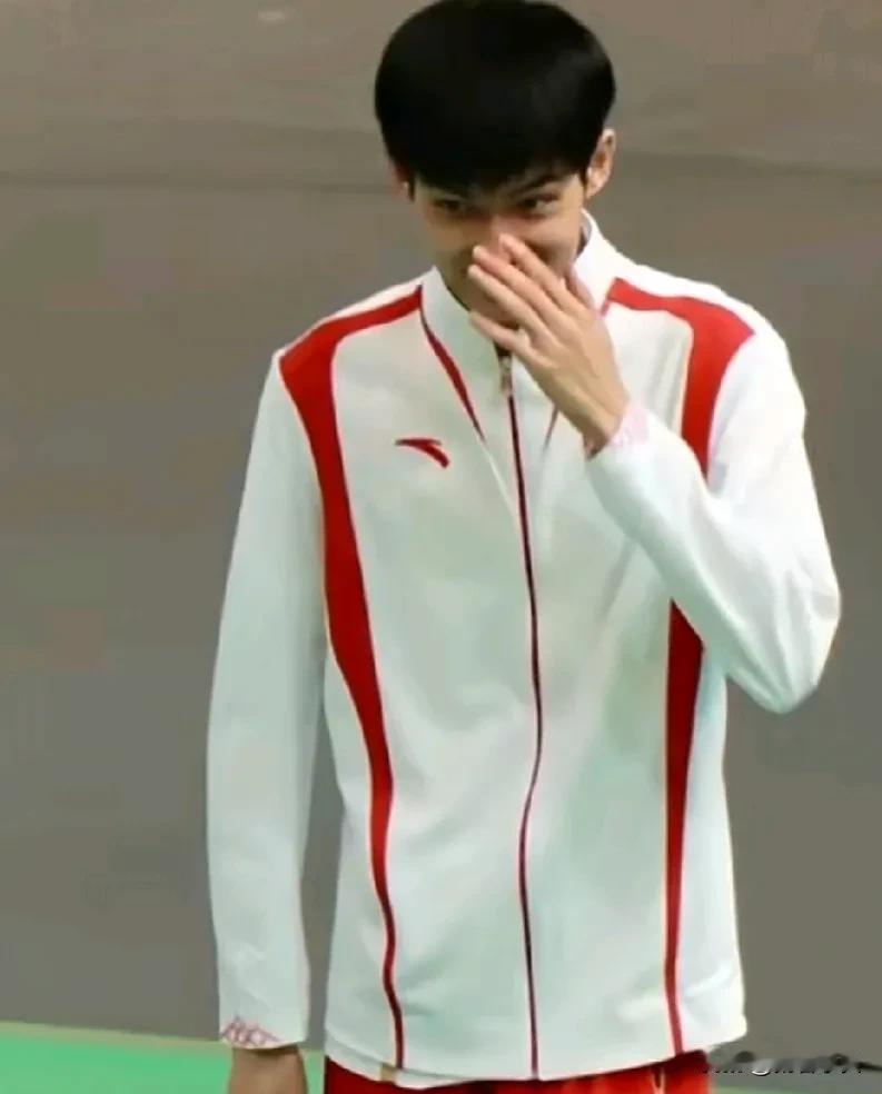 干饭哥打羽毛球乐坏小胖。
虽然我们干饭哥打羽毛球四肢有点不协调让国乒队笑得前仰马