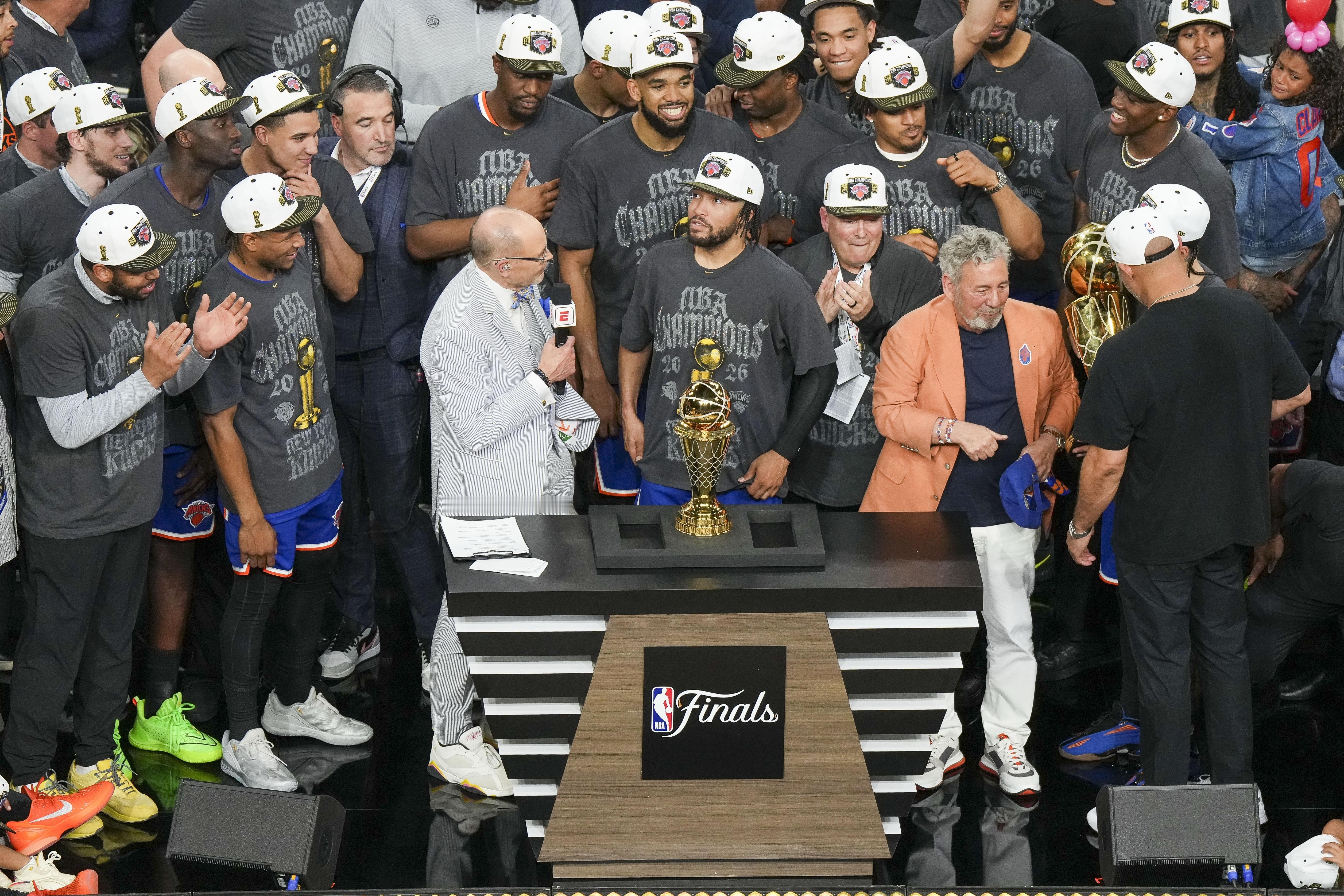NBA执行副总裁兼篮球运营总裁詹姆斯·琼斯￼接受了NBA官网采访。他说联盟无意限