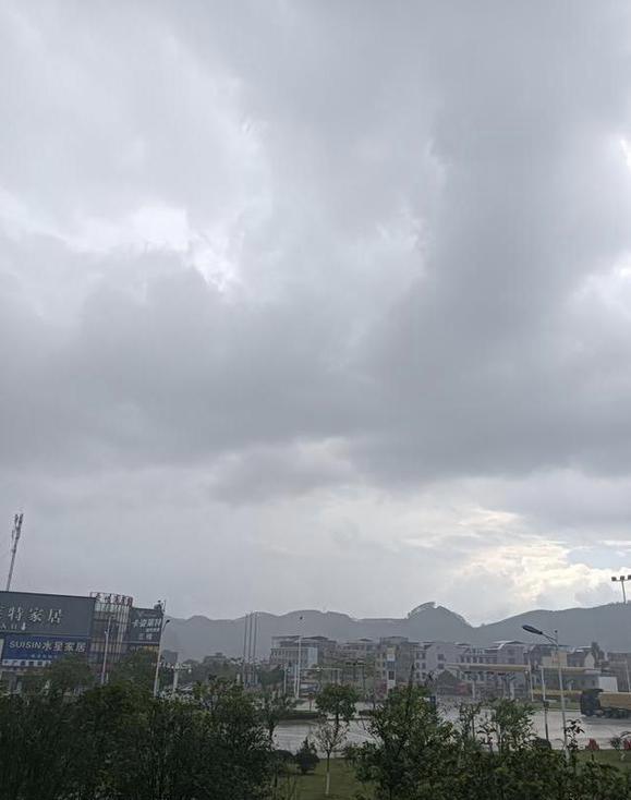 你发现了吗？
现在高中招老师，语文英语岗位一个能挤进来百八十号人，物理岗倒好，