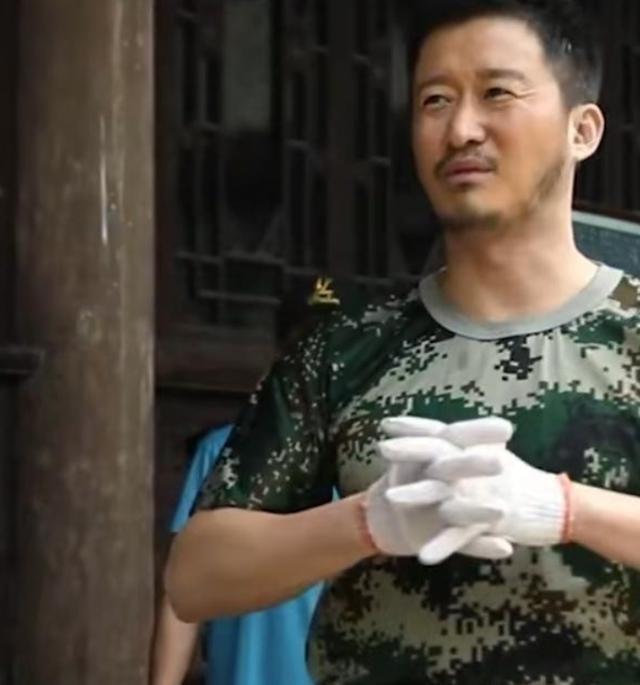 2008年，汶川地震，吴京开着一辆皮卡车到了什邡。有位战士拦住他，皱起眉头问：“