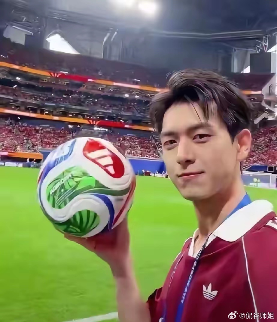 杨紫李现双双封神！顶流异性知己，多年情谊从不避嫌2026堪称杨紫李现高光之年！杨