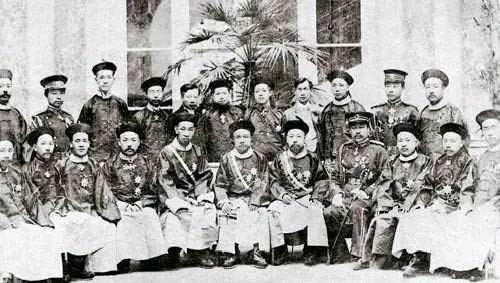 1905年，日俄战争的尘埃落定，胜利的日本像是打了个响亮的耳光，让晚清朝廷感到无