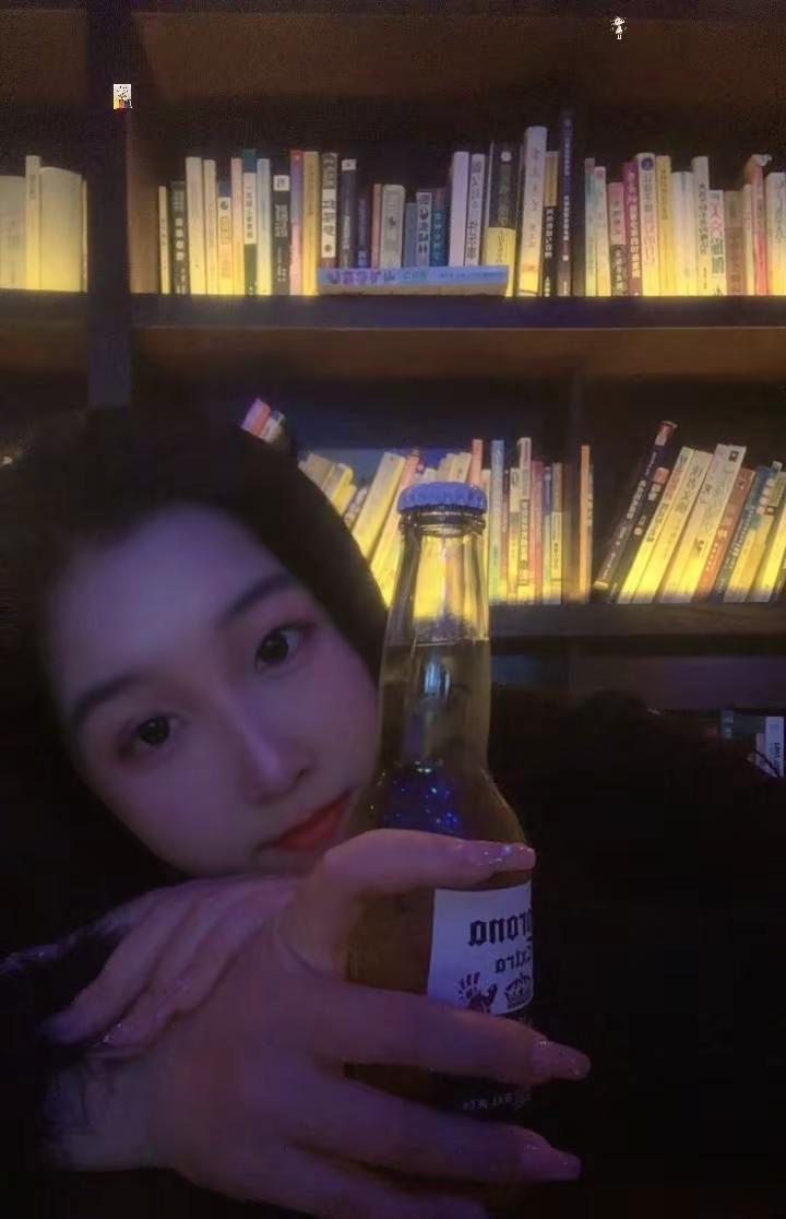 微醺可以让自己进入自由和松弛的状态，醉眼看世界，事事都温柔，微醺才是疲惫生活里的