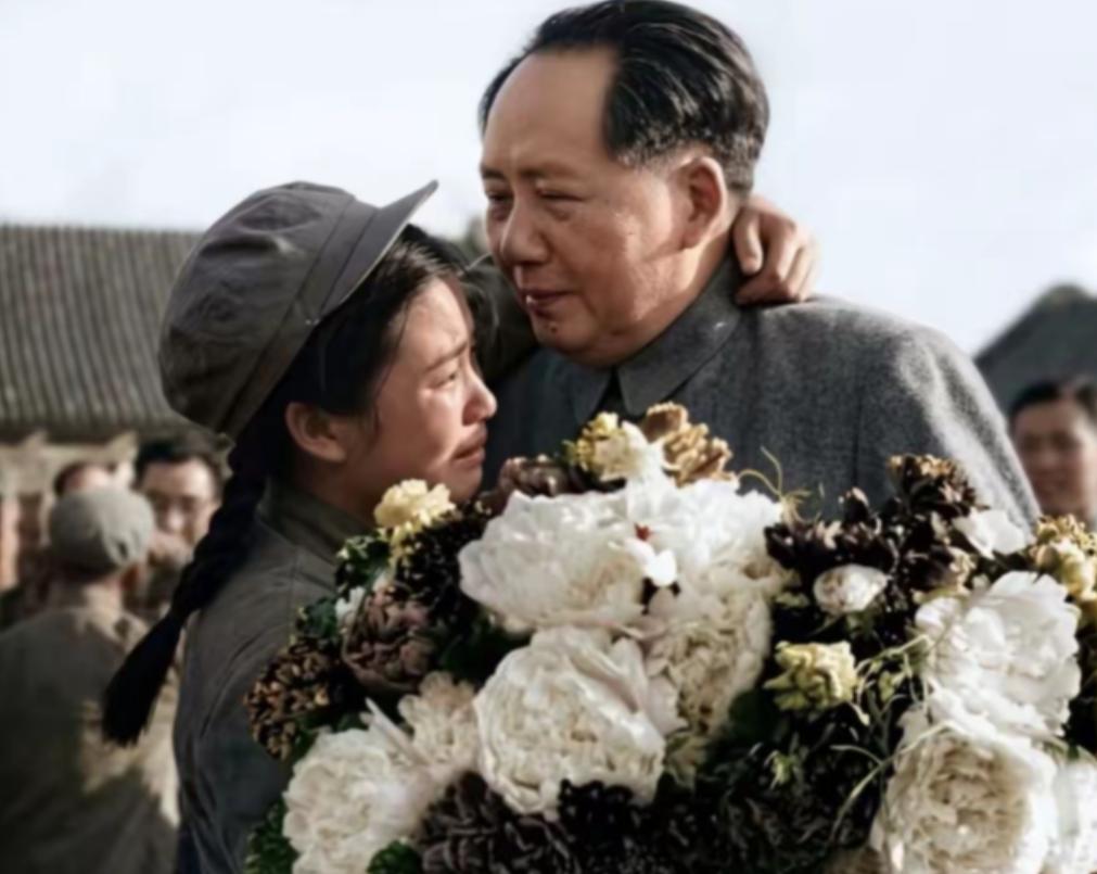 她，是唯一一个敢当众抱住毛主席的女人，也是135万大军中唯一一个立下一等功的女人