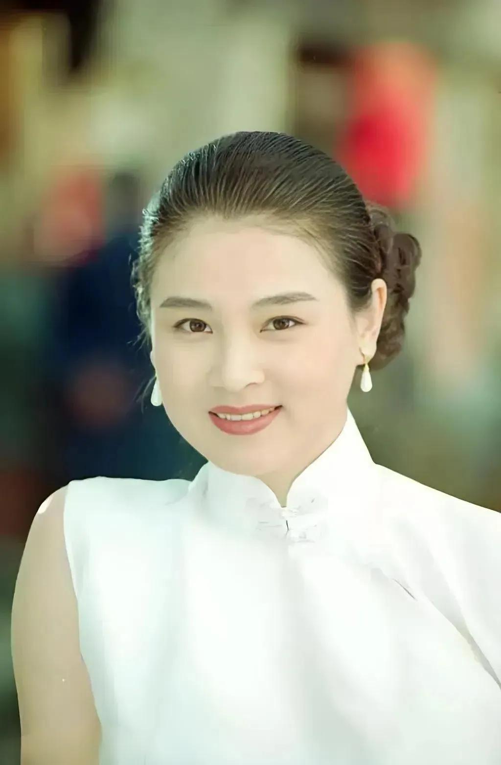 赵明明，肤如凝脂，雍荣华贵，东方美人的模样。她饰演的″赵飞燕″，你还记得吗？她被