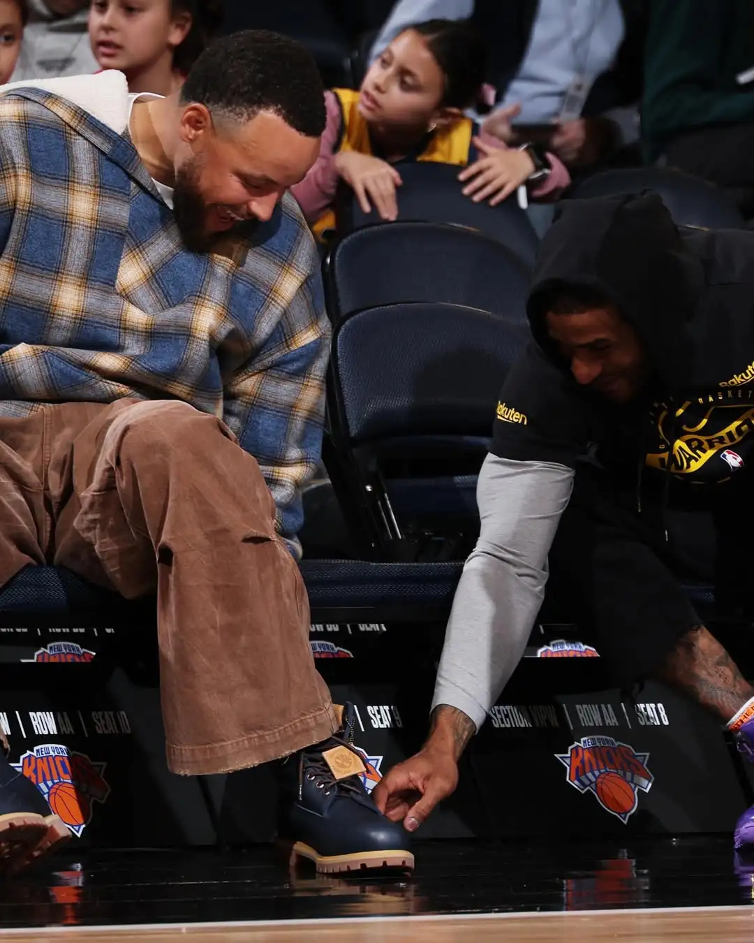 库里新的联名已诞生！库里今日穿着带有个人logo的添柏岚大皮靴亮相纽约麦迪逊花园