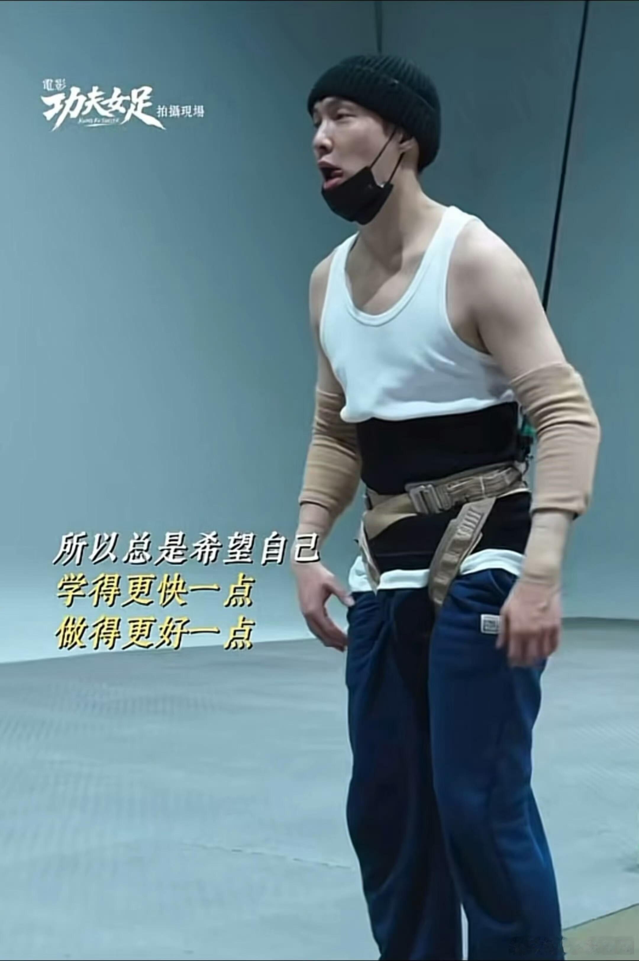 张艺兴打戏挨打的戏《功夫女足》笑点担当当属张艺兴各类挨打戏份，被队员轮番教训、雨