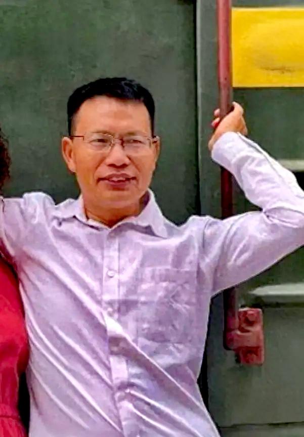无法解释！四川西充，一56岁男子跟妻子说了句“出去散步”，却穿着一身笔挺西装、拎