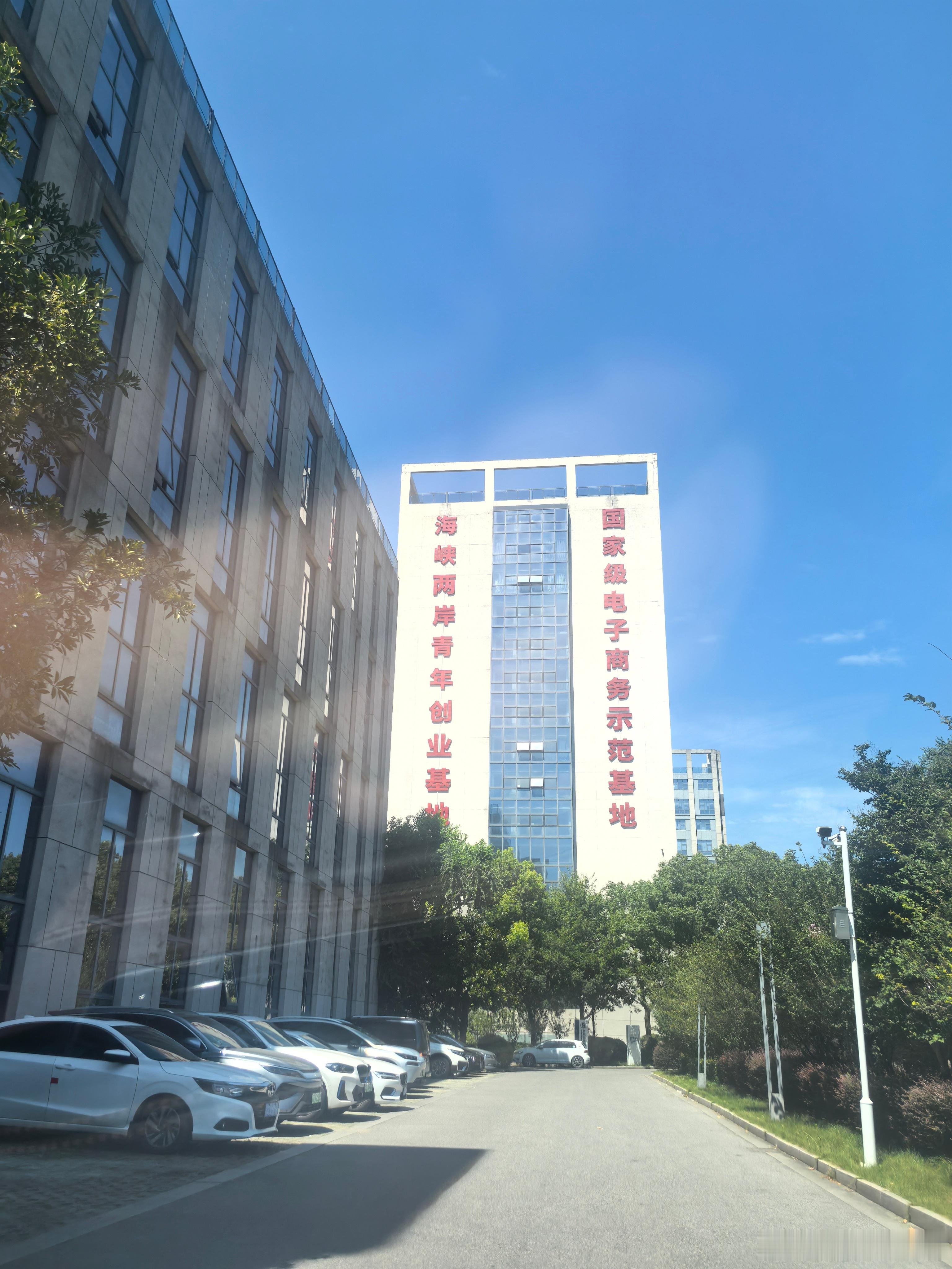 我常对年轻的同仁说，工作上出了问题，反省一下就可以了。没必要一直反省，一直反省就