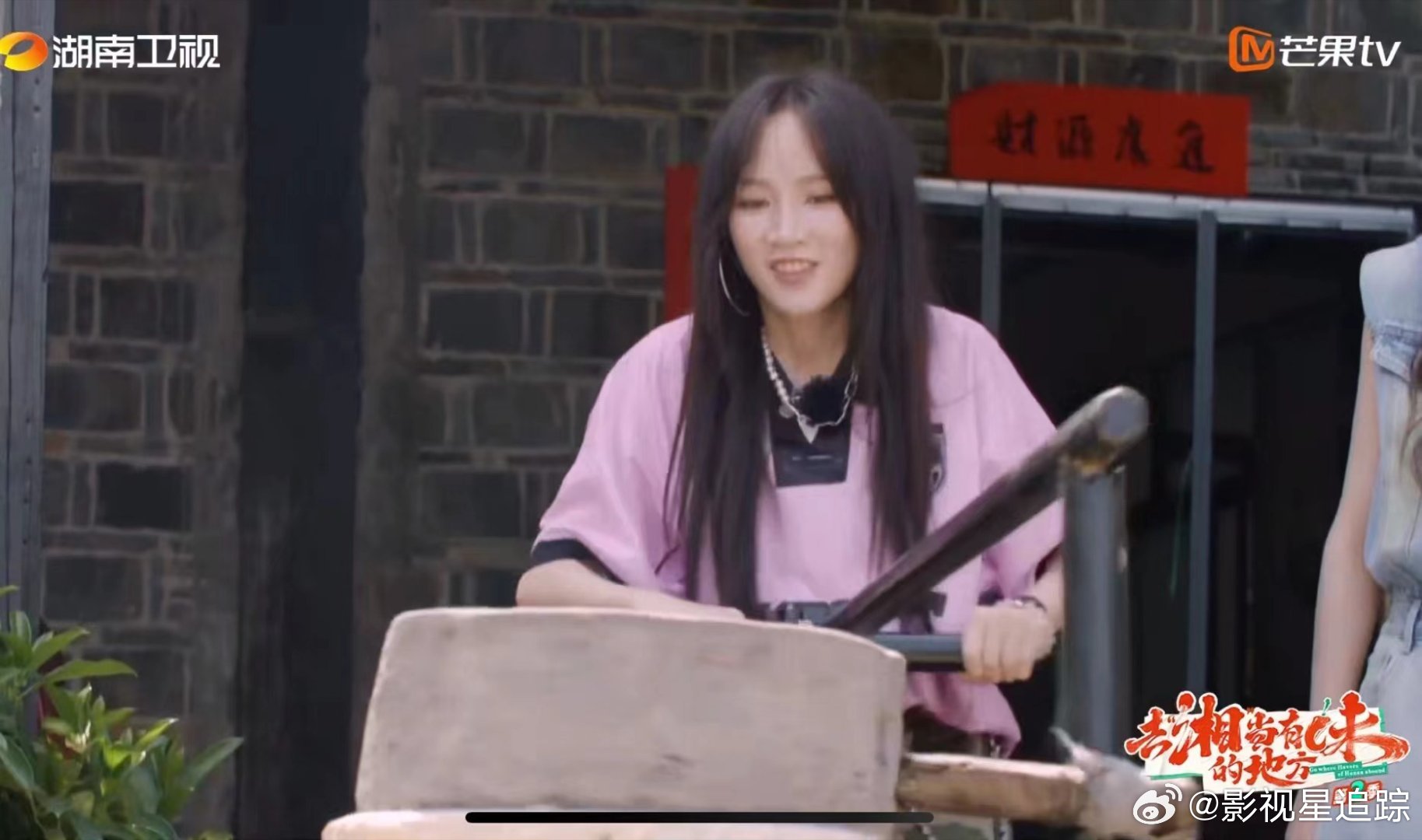 #孟佳磨豆腐主打节奏感# 从生涩到熟练，孟佳磨豆腐的过程就是一场视觉盛宴！节奏感