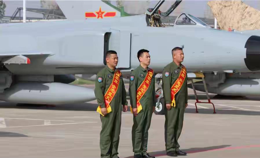 西部战区空军为3名歼-8飞行员举行停飞仪式，全军范围了只剩下西部战区和东部战区保